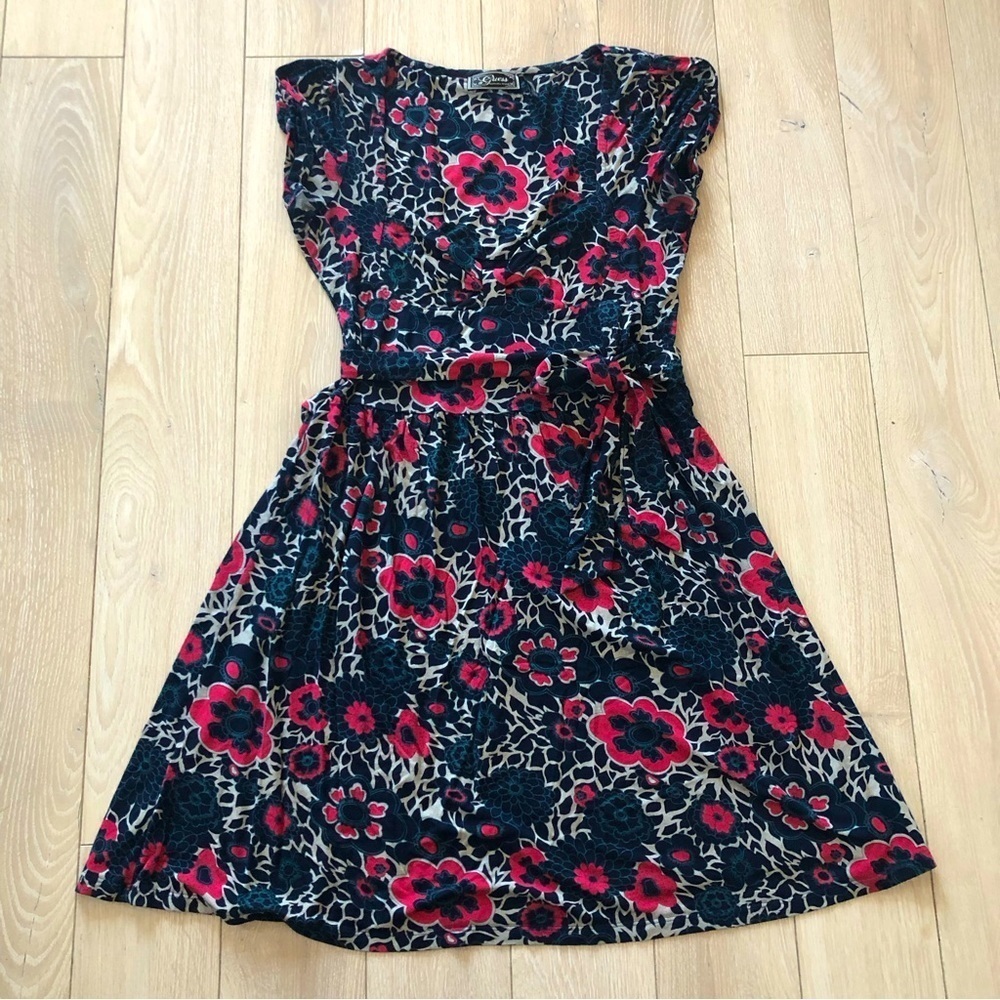 Guess Floral Print Tie Waist Dress in Red & Black Size S